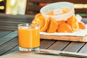 un verre de jus d'orange bien frais