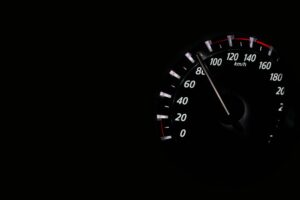 zoom sur le compteur kilométrique d'une voiture 