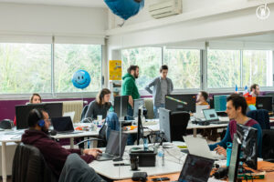 Les bureaux de l'agence de lille avec les collaborateurs en train de travailler sur leurs ordinateurs