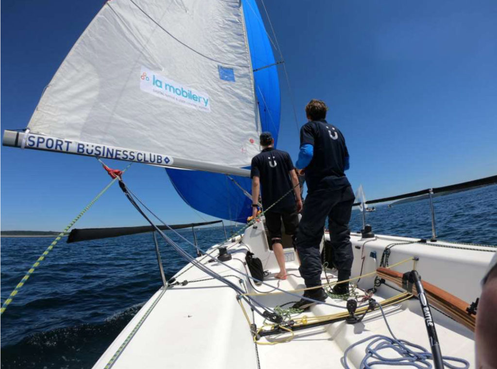 Thomas Ruyant en train de naviguer avec un coéquipier