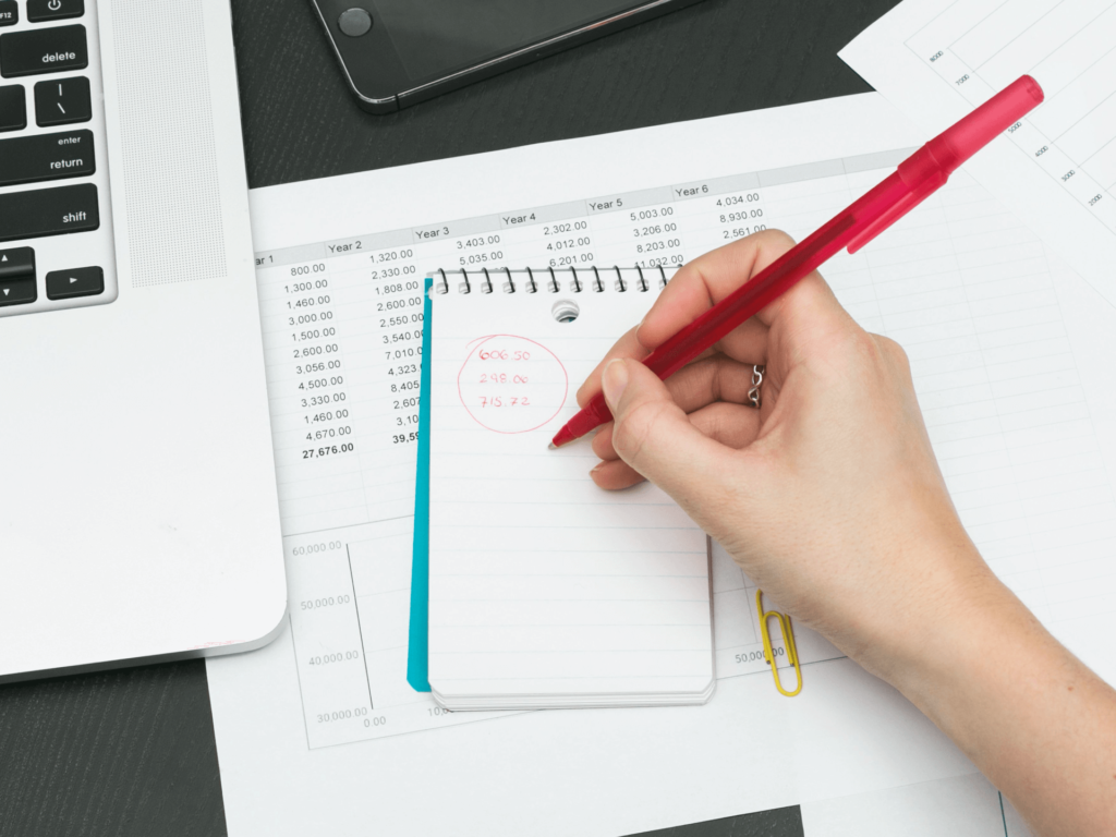 Une personne en train de prendre des notes sur un carnet