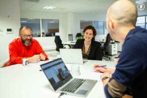 Bonne ambiance entre les collaborateurs autour d'un bureau