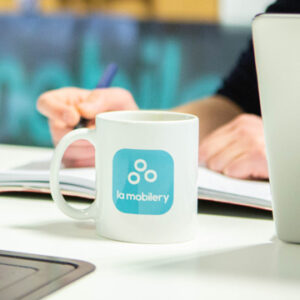 photo d'un Mug la mobilery sur un bureau