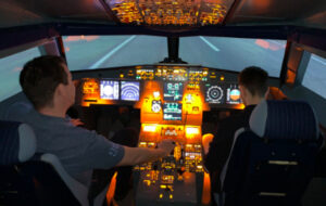 Soirée La mobilery. Des collaborateurs dans le cock pit d'un airbus pour jouer au simulateur de vol