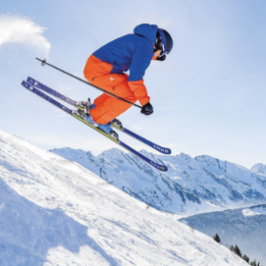 photo d'un skieur en train de sauter une bosse sur une piste de ski