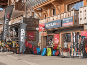 Photo d'une station de ski avec un magasin Skimium mis en évidence