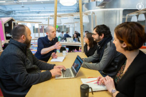 Equipe de La Mobilery Tours qui discute autour d'une table