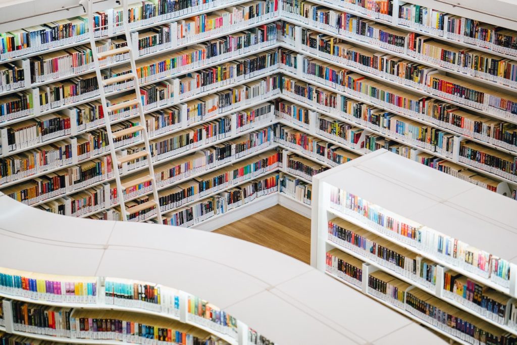 Rayons d'une librairie avec beaucoup de livres